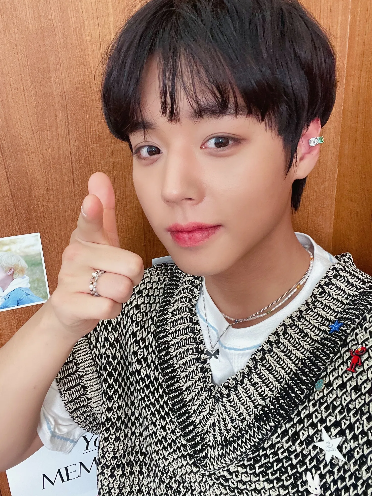 pose tembak/X @park_jihoon_twt