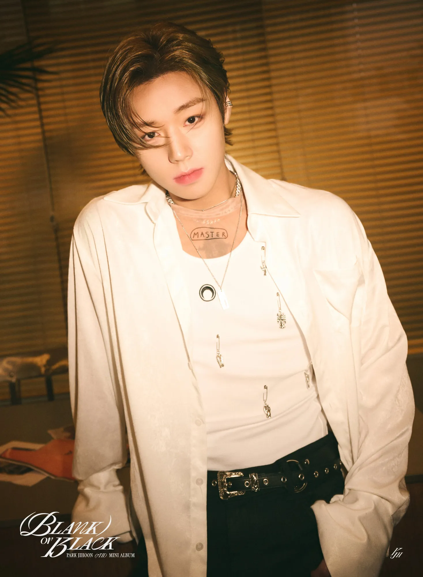 pakai blus putih/X @park_jihoon_twt