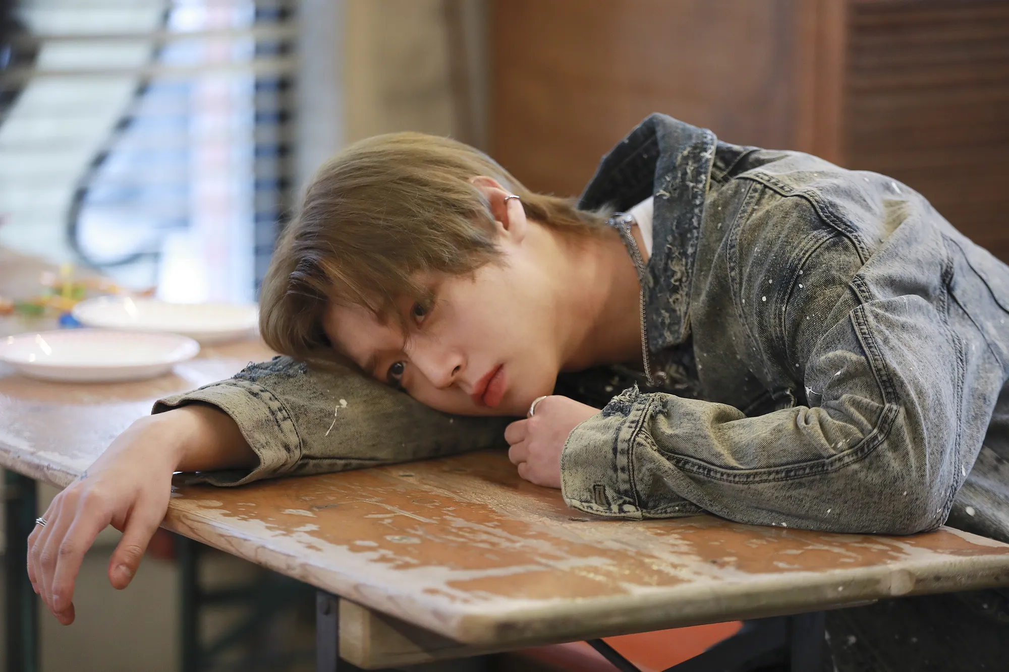 pose tidur di meja/X @park_jihoon_twt
