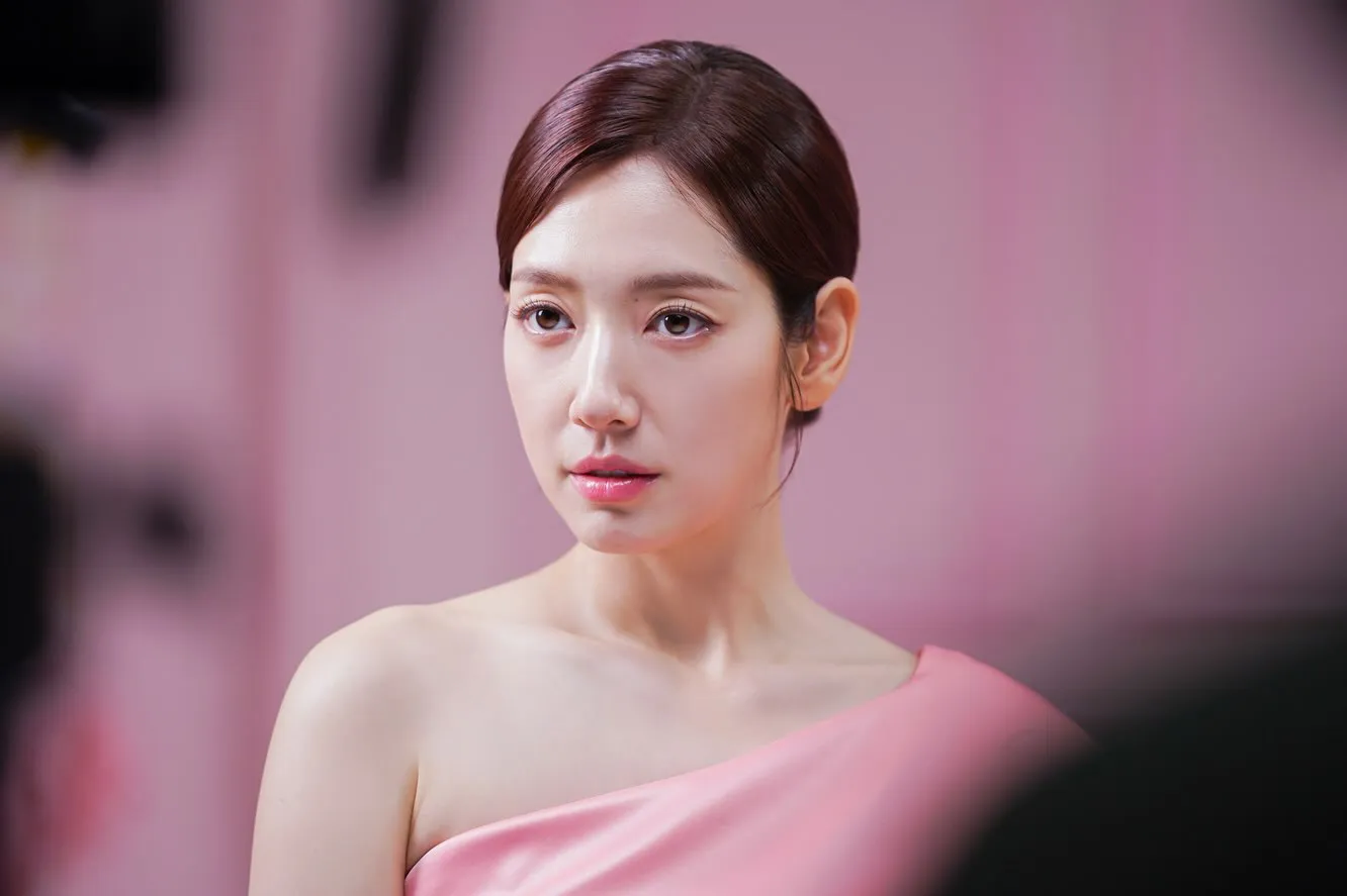 Park Shin Hye (credit: instagram.com/ssinz7)