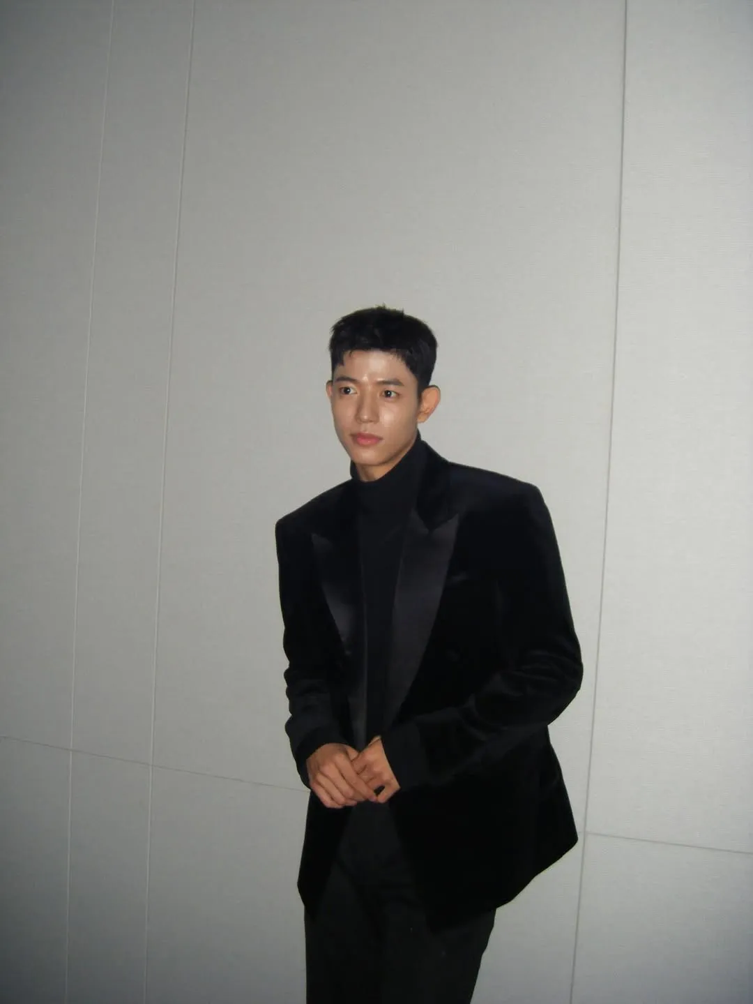 Pose bersandar ala Park Solomon / Instagram lomon991111