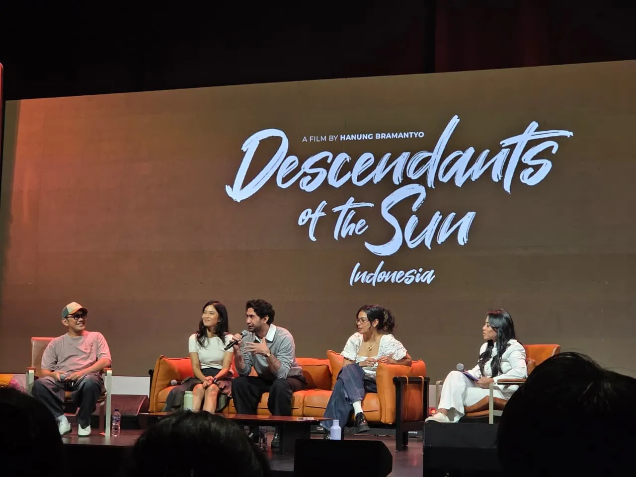 Para pemain film Descendants Of The Sun dan sutradara Hanung Bramantyo dalam IdeaFest 2026. (Ratnaning Asih/ Liputan6.com)