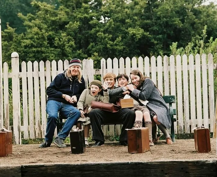 Pemain NARNIA Recreate Foto Kenangan (credit: instagram/georgiehenley)