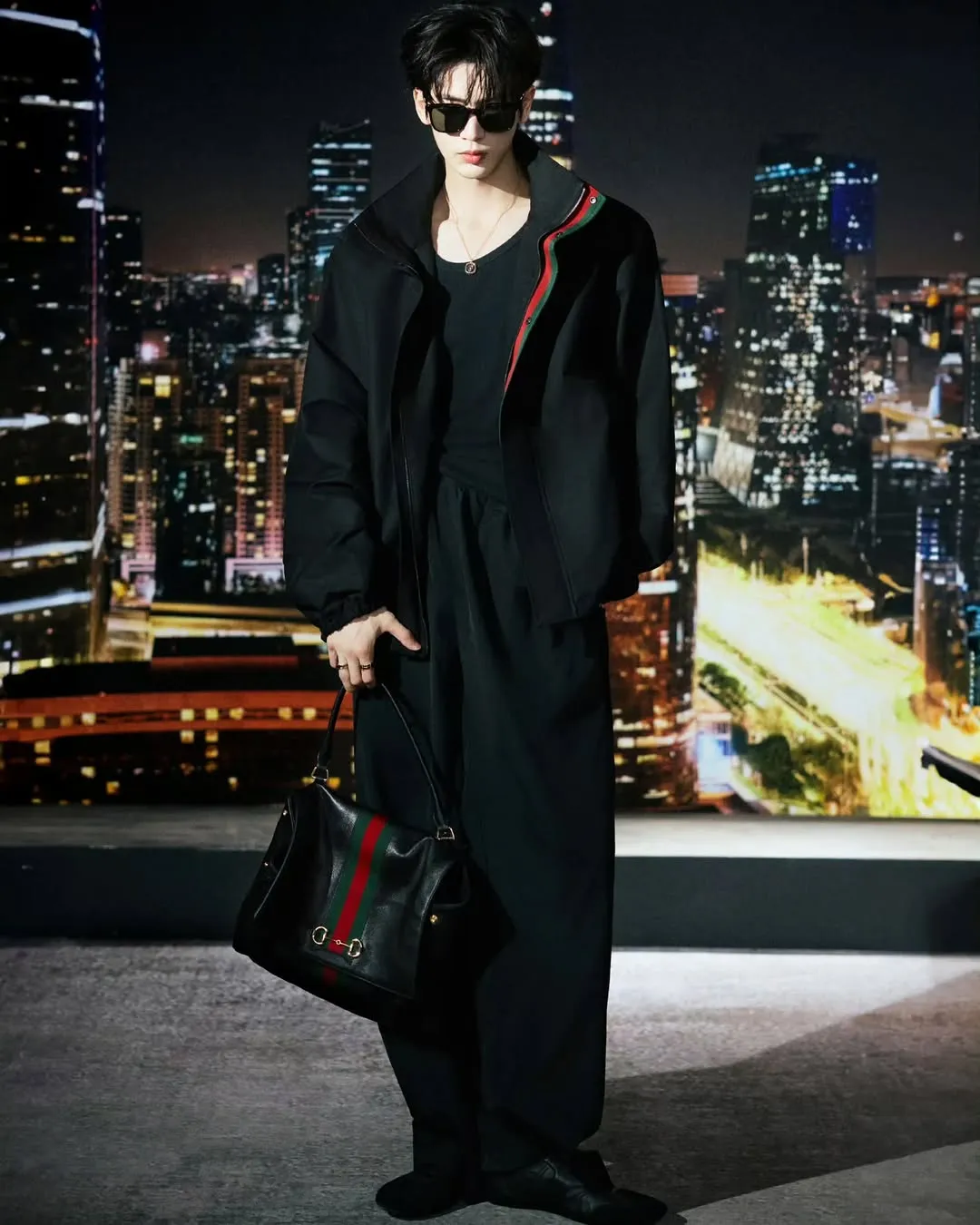 Potret Zhang Linghe tampil dengan outfit all black (instagram.com/drachin.ina)