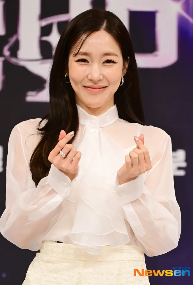 Tiffany Young pamer cincin lamaran (credit: Newsen)