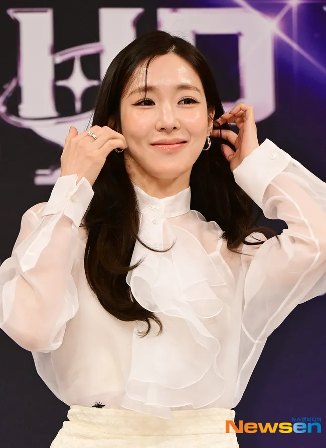 Pose manis Tiffany Young (credit: Newsen)