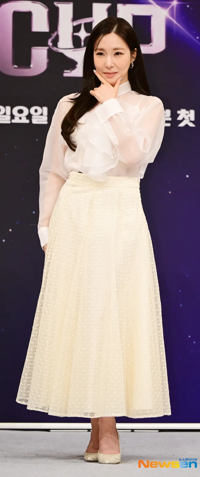 Tiffany Young pakai dress putih (credit: Newsen)