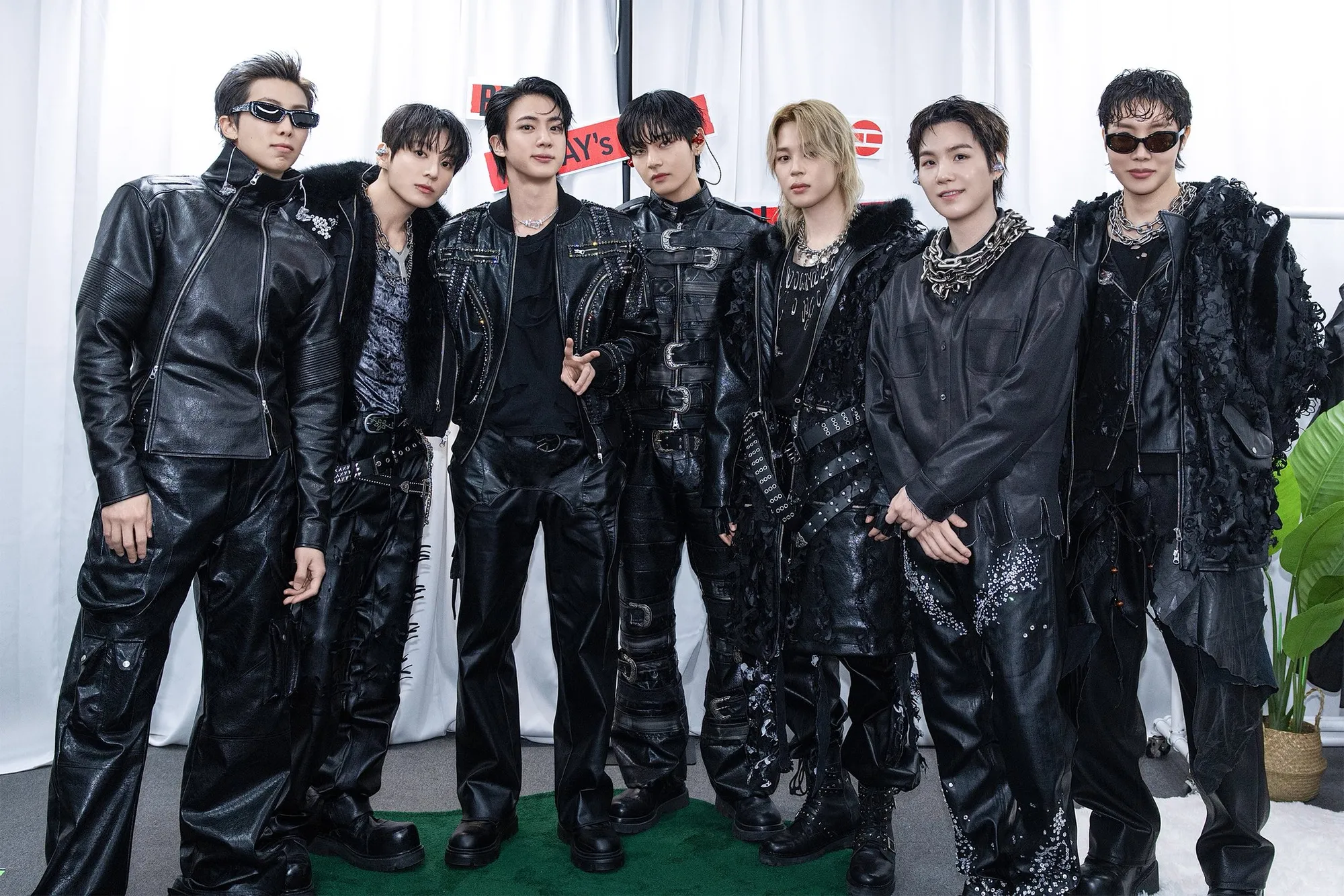 BTS Pakai Outfit Hitam (c) x.com/bts_bighit