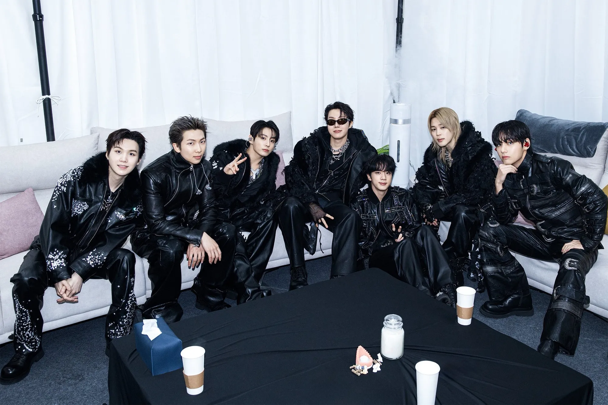 BTS Duduk di Sofa (c) x.com/bts_bighit