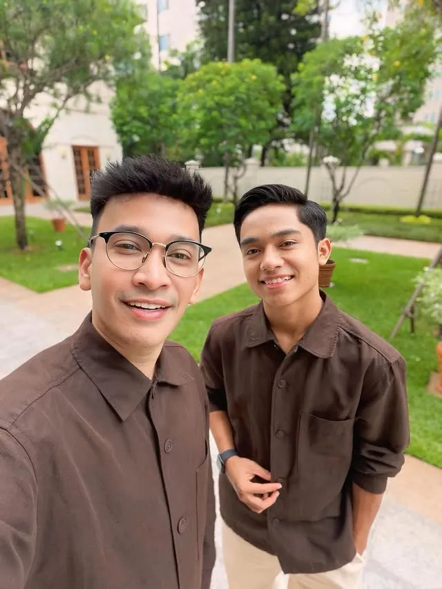 Ruben Onsu dan Betrand Peto pakai baju coklat © instagram.com/ruben_onsu