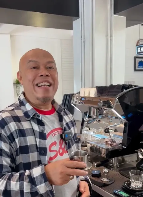 Edwin di depan mesin kopi © instagram.com/edwinbejo