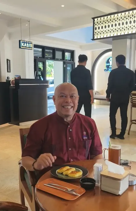 Edwin pakai kemeja merah © instagram.com/edwinbejo