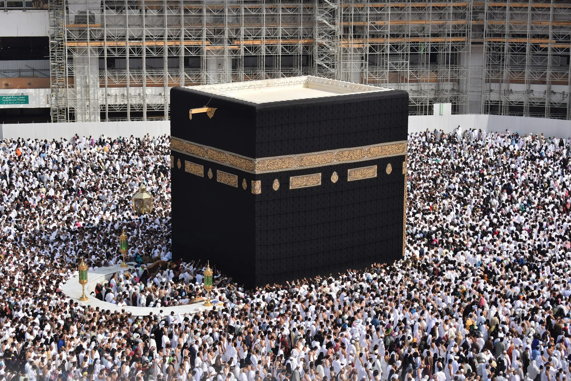 Suasana ibadah haji (credit: Unsplash)