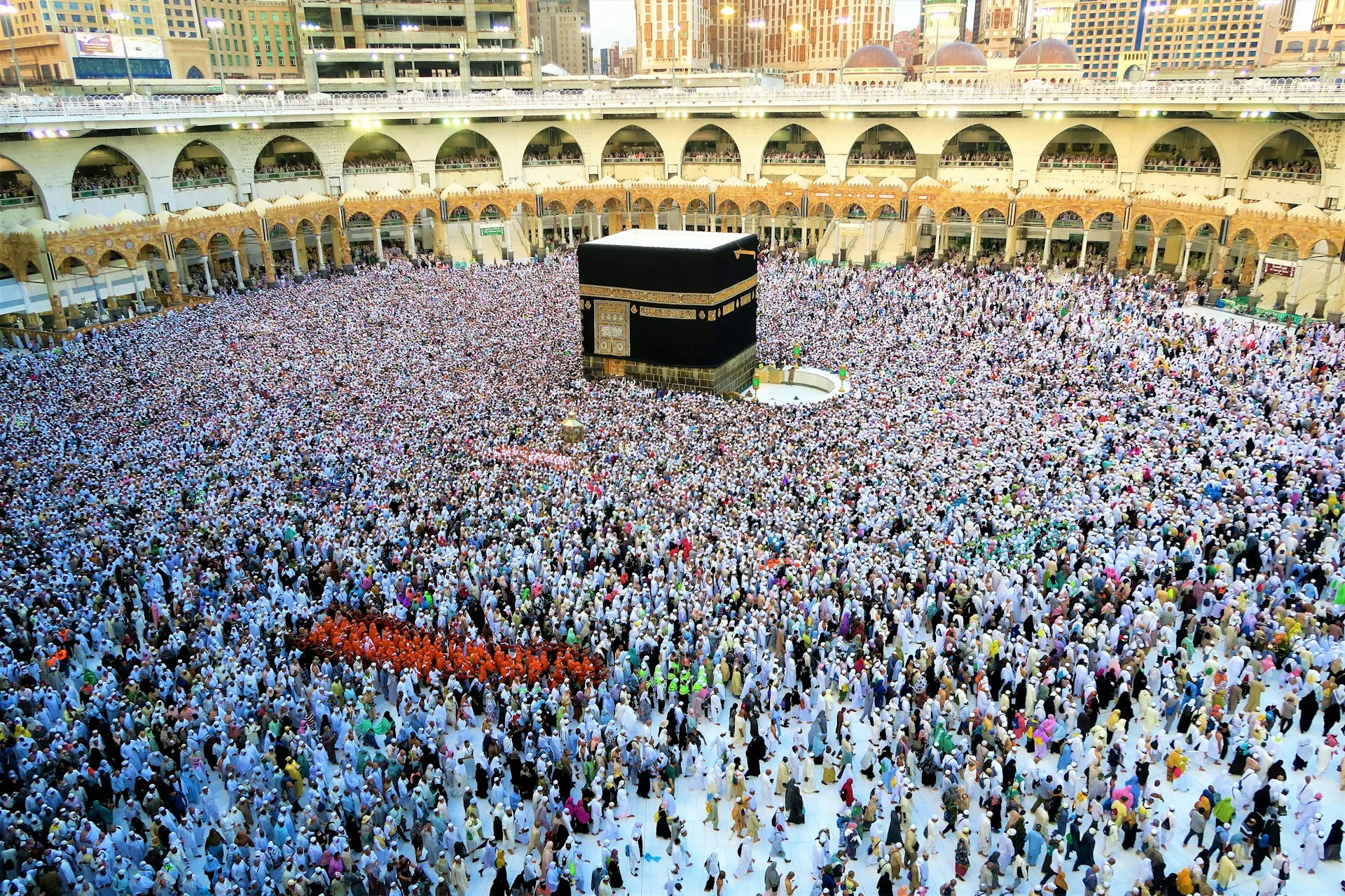 Para jamaah yang berkumpul di Tanah Suci (credit: Unsplash)