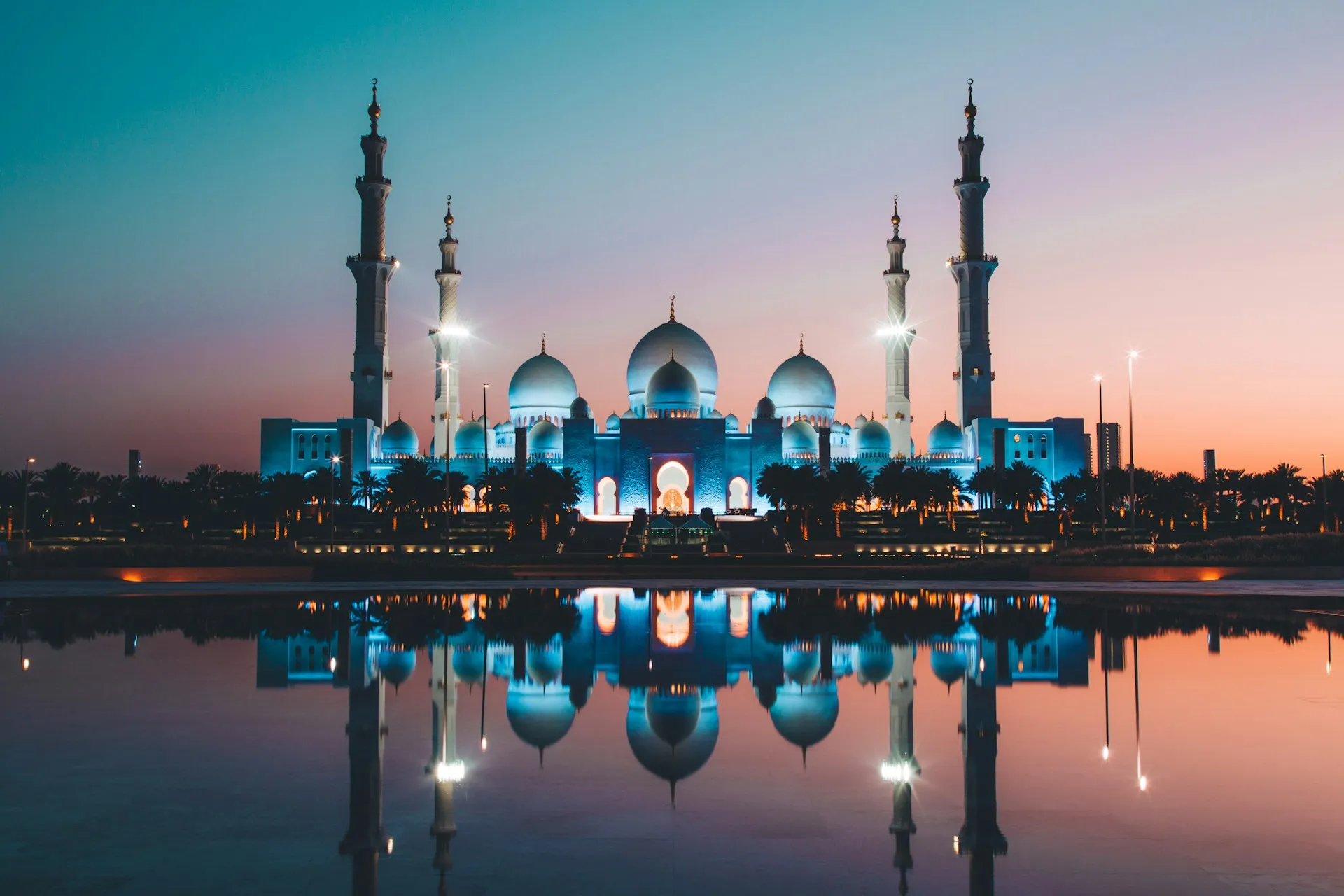 Potret masjid di malam hari (credit: Unsplash)