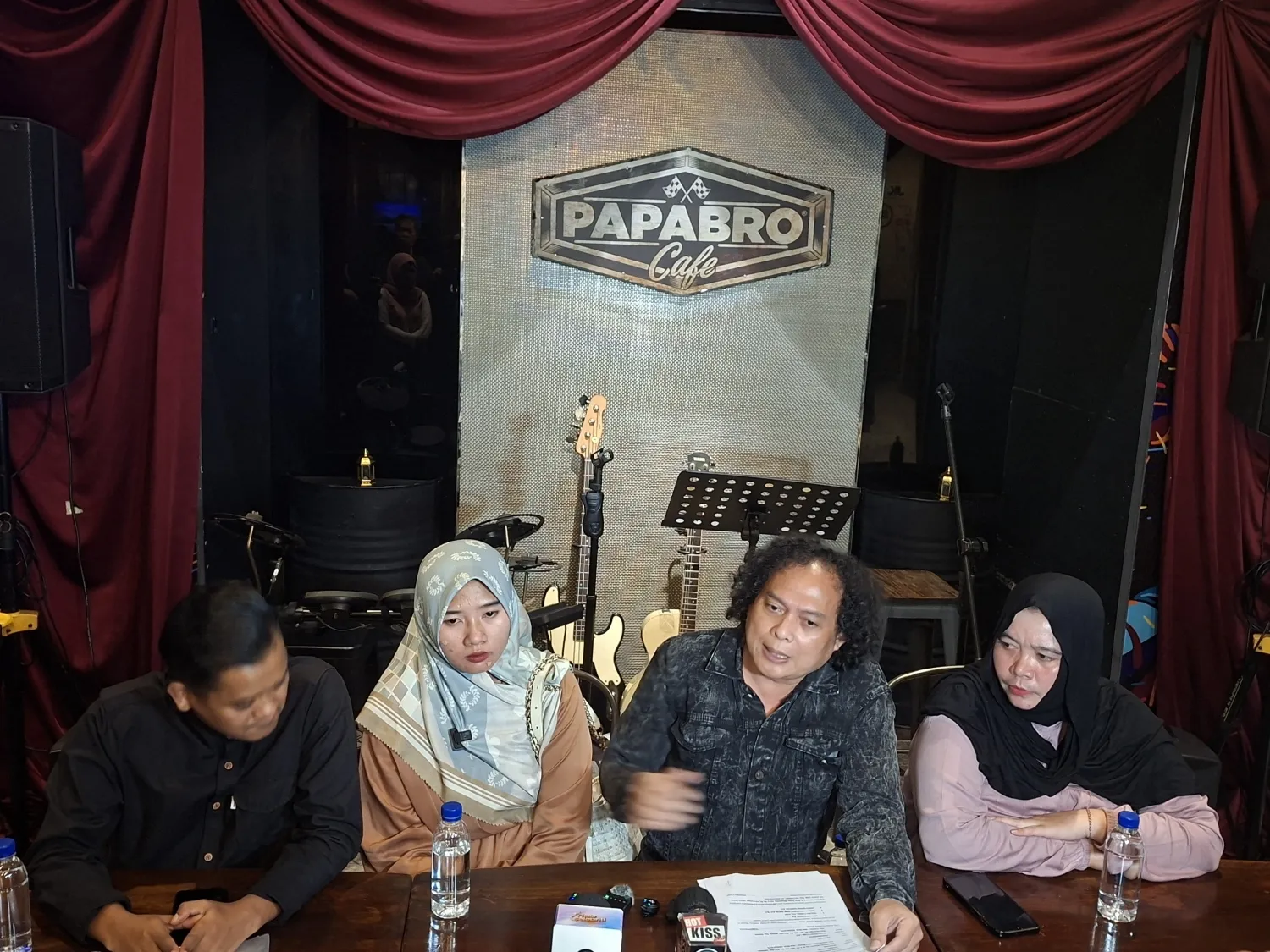 Penyalur ART Erin Wartia Jawab Pertanyaan Wartawan © KapanLagi.com/Sahal Fadhli