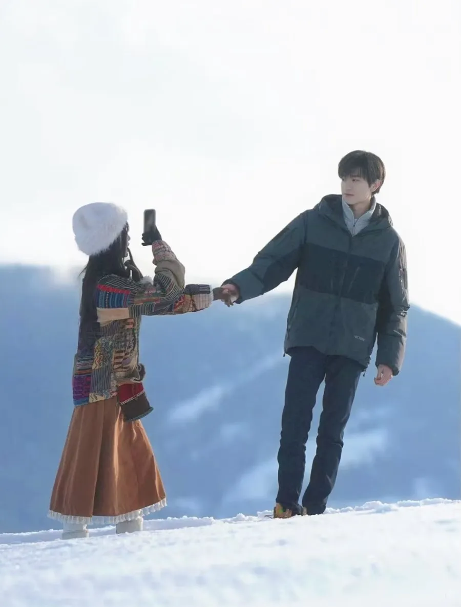 Esther Yu & Lin Yi – Drama Ski to Love (Beda 19 cm)