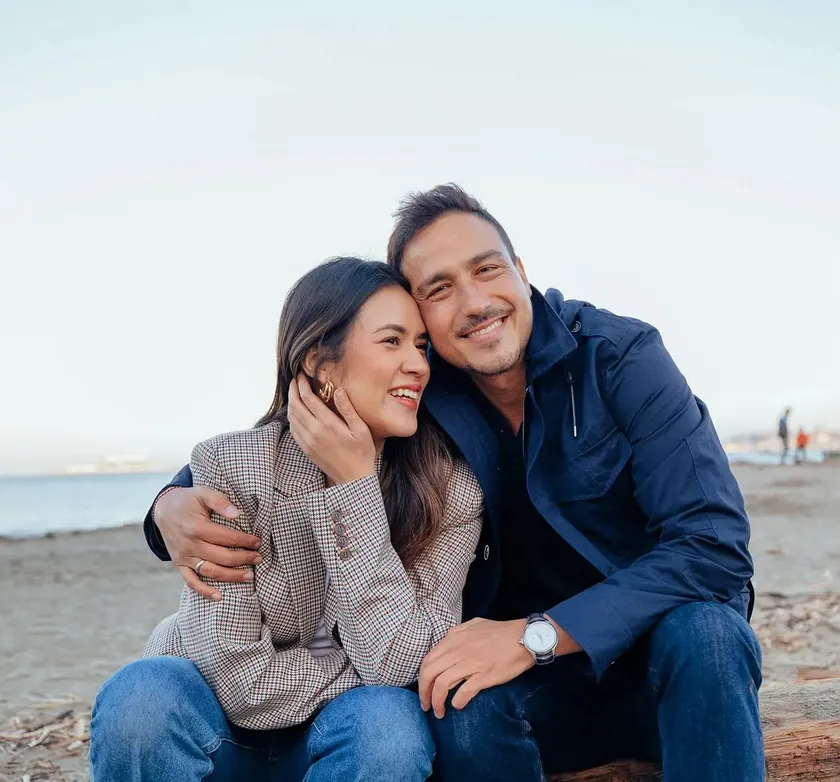 Raisa dan Hamish Daud duduk di pantai © instagram/hamishdw