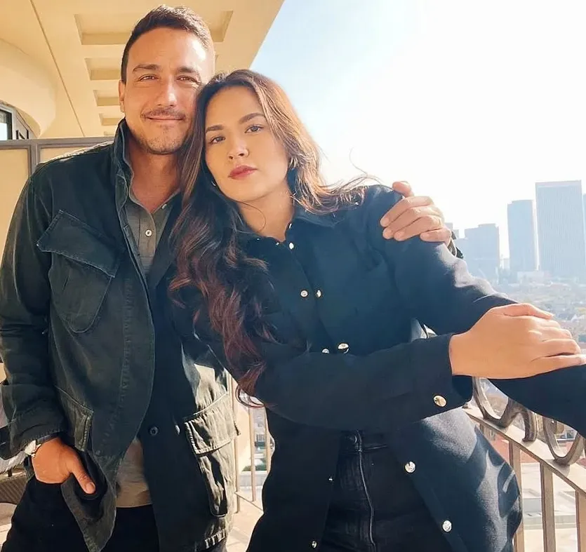 Raisa dan Hamish Daud di balkon © instagram/hamishdw