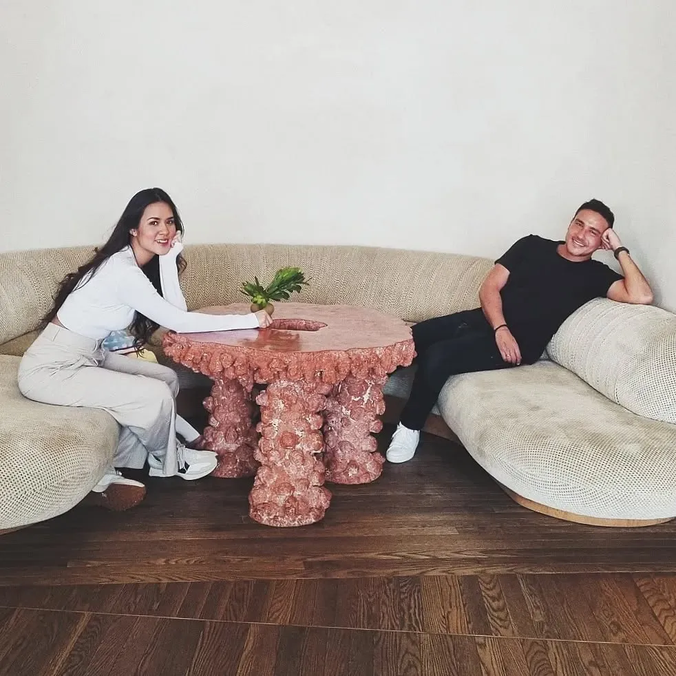 Raisa dan Hamish Daud duduk di kursi © instagram/hamishdw