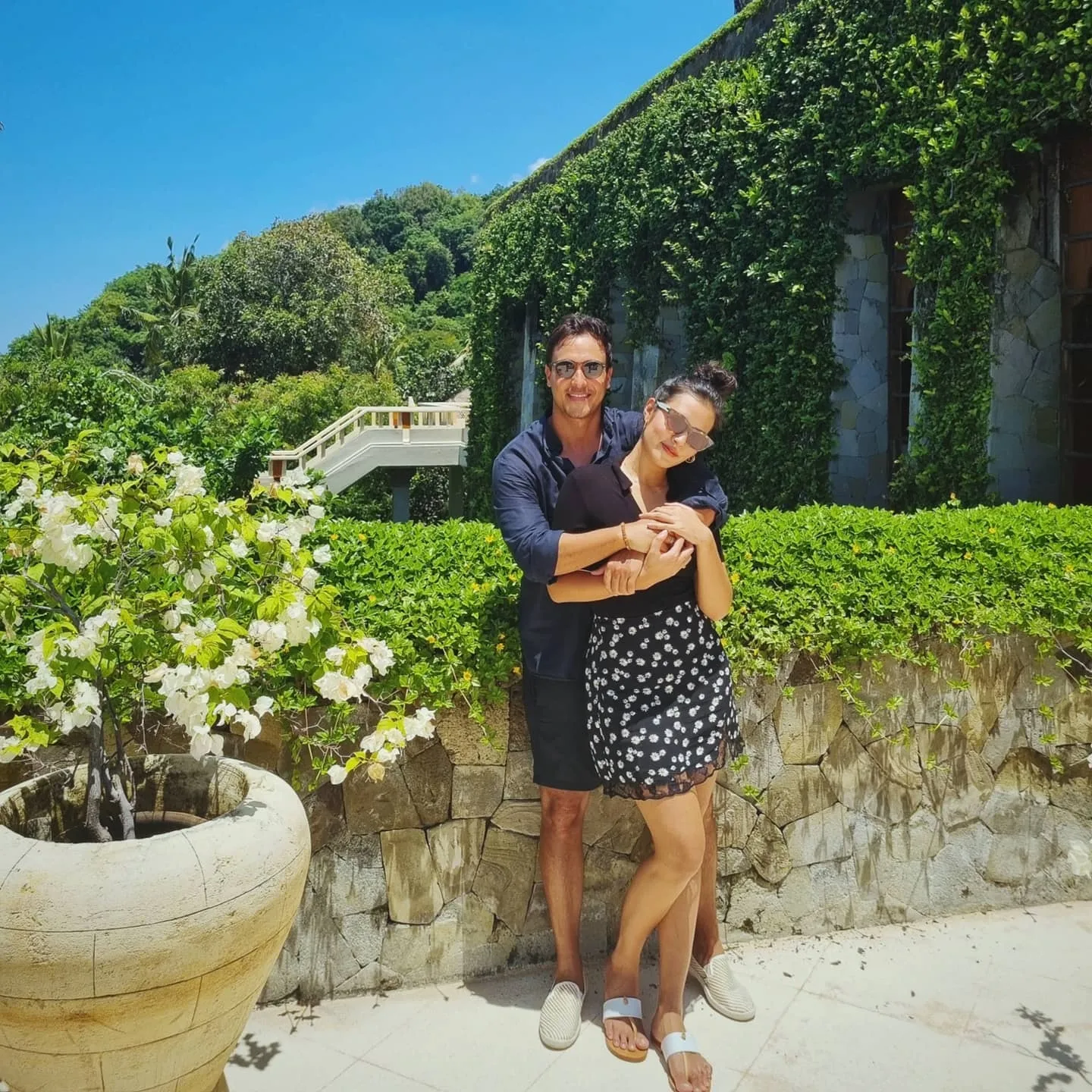 Raisa dan Hamish Daud berpelukan © instagram/hamishdw