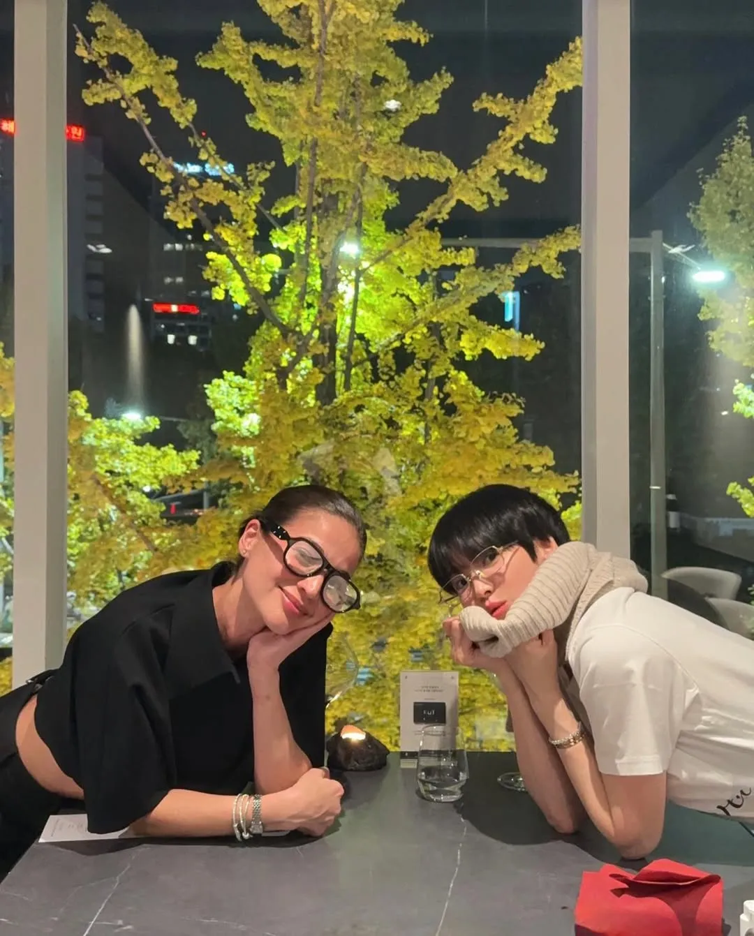 Potret Song Hye Kyo Nongkrong Bareng Anne Curtis (credit: instagram/annecurtissmith)