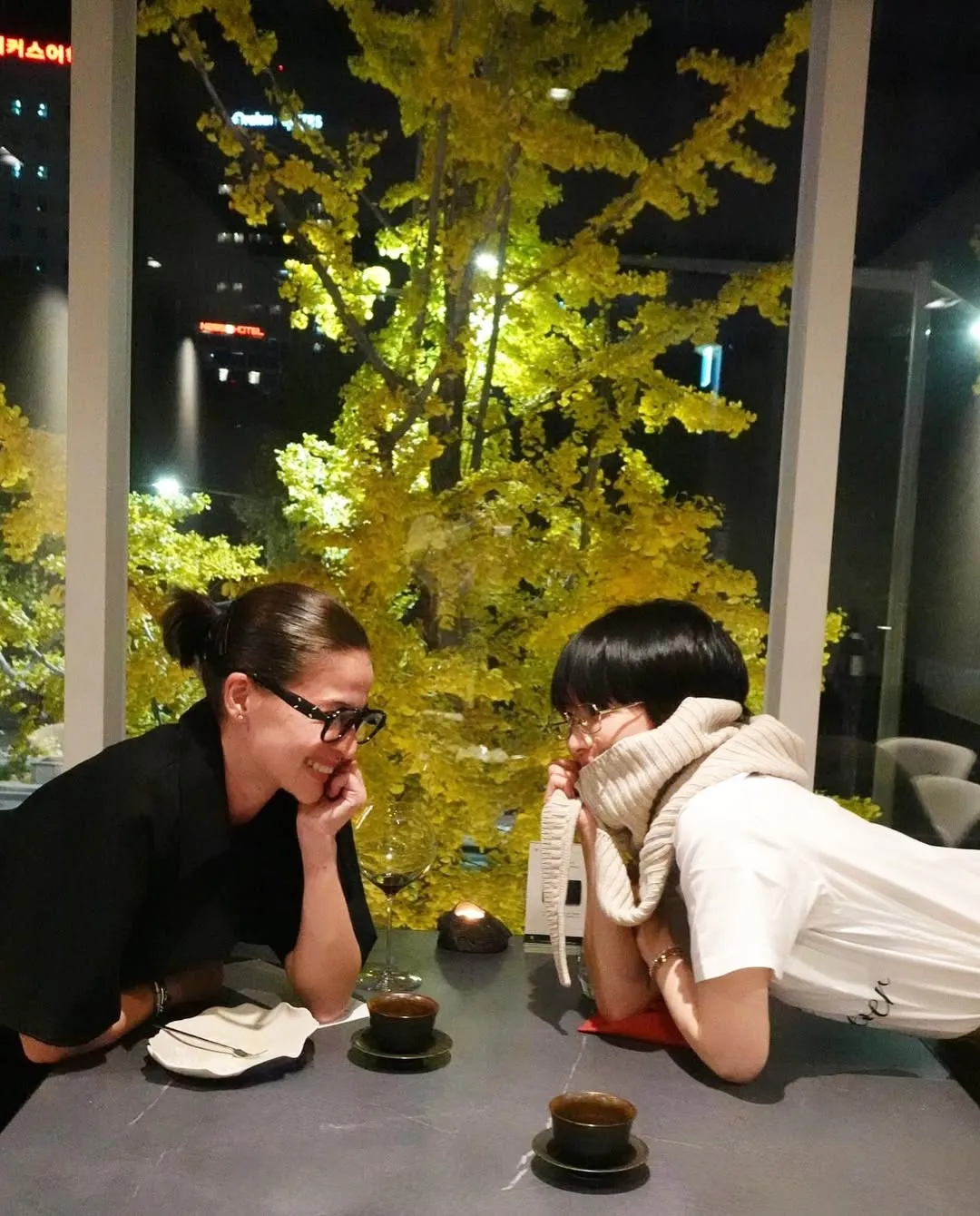 Potret Song Hye Kyo Nongkrong Bareng Anne Curtis (credit: instagram/annecurtissmith)