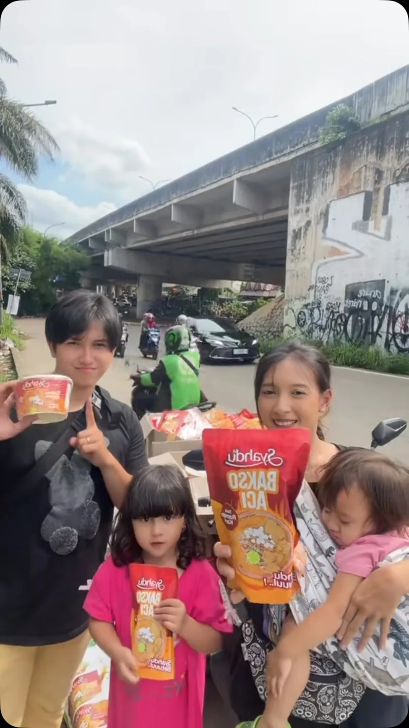 Kini Jualan di Pinggir Jalan