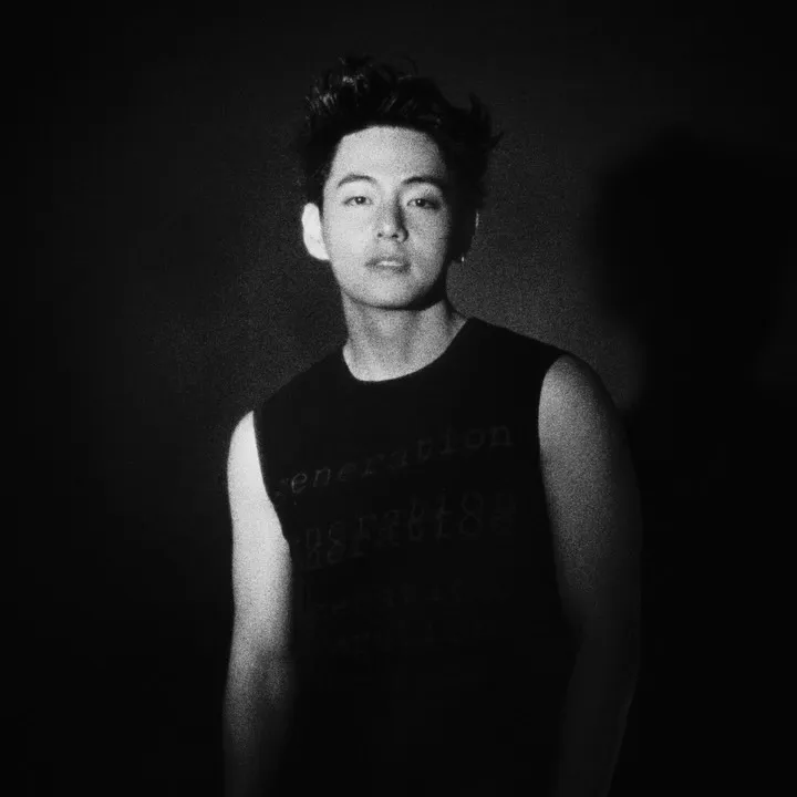 V BTS Pakai Kaus Sleeveless © instagram.com/thv