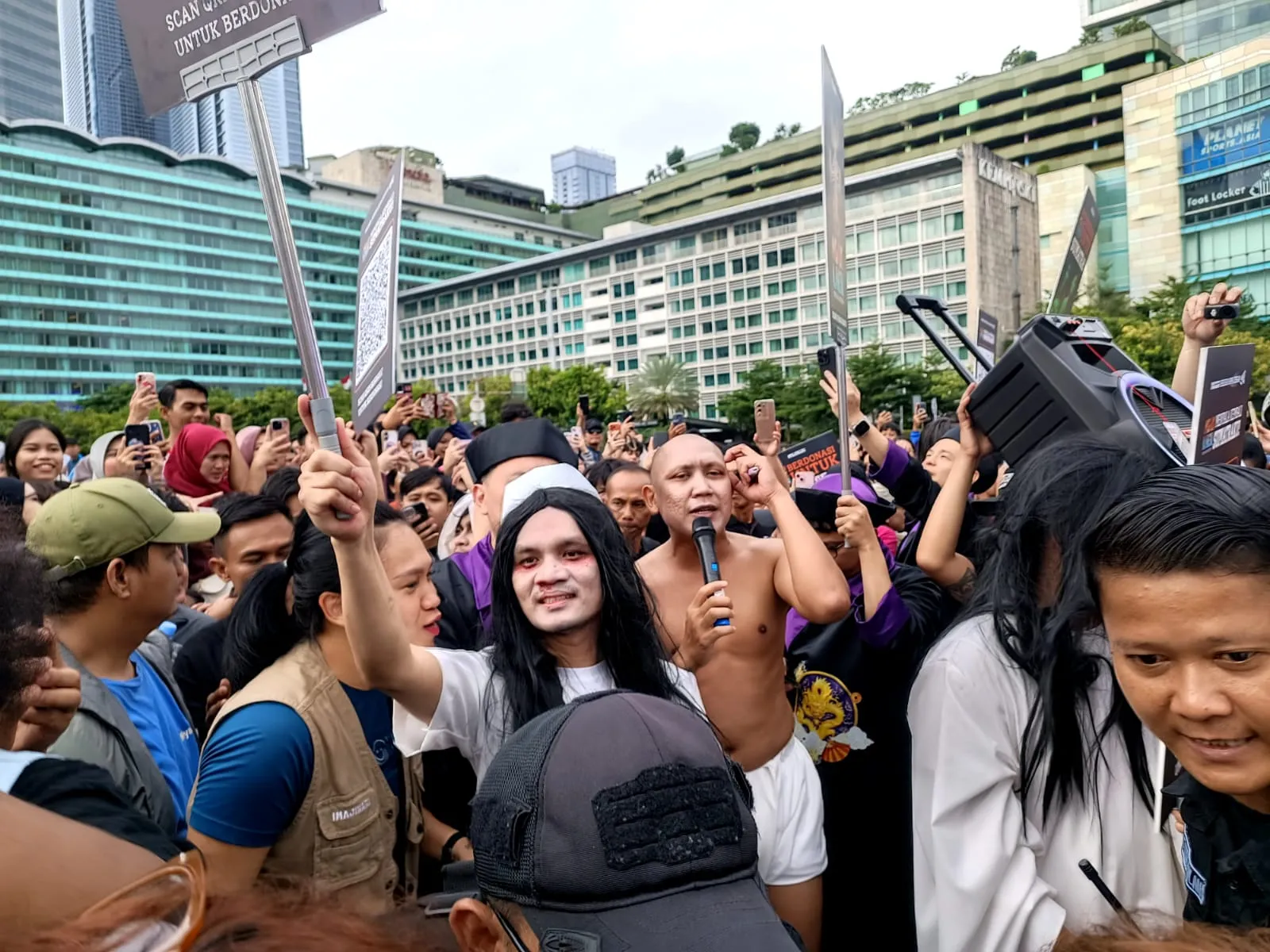 Tim AGAK LAEN di CFD Bundaran HI (credit: KapanLagi.com/Sahal Fadhli)