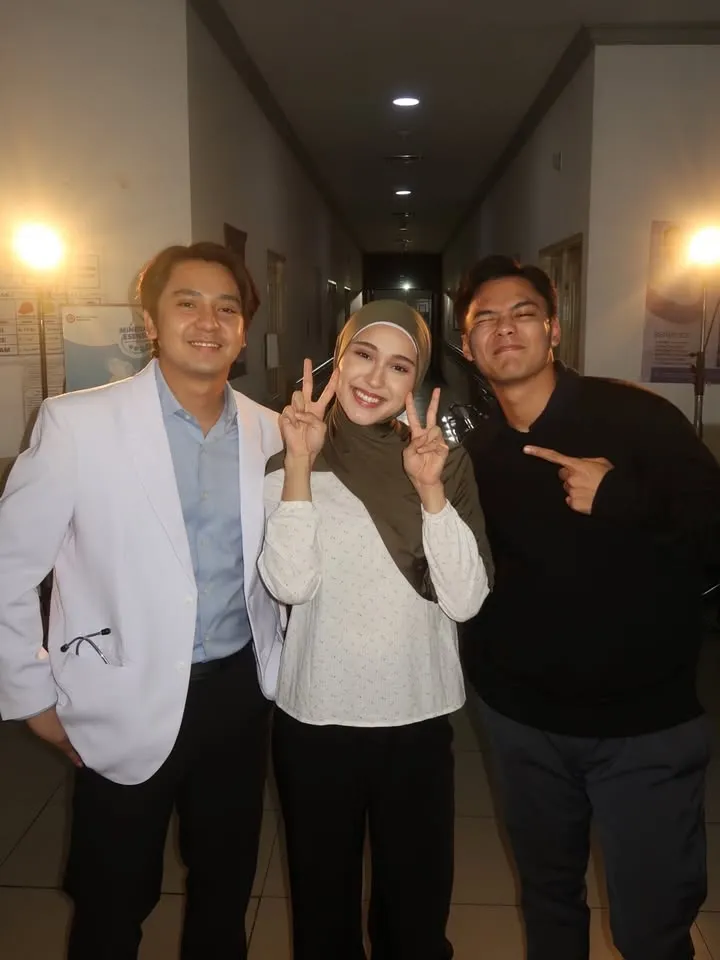 Yasmin Napper bersama Arbani Yazis di lokasi syuting © instagram/yasminnapper