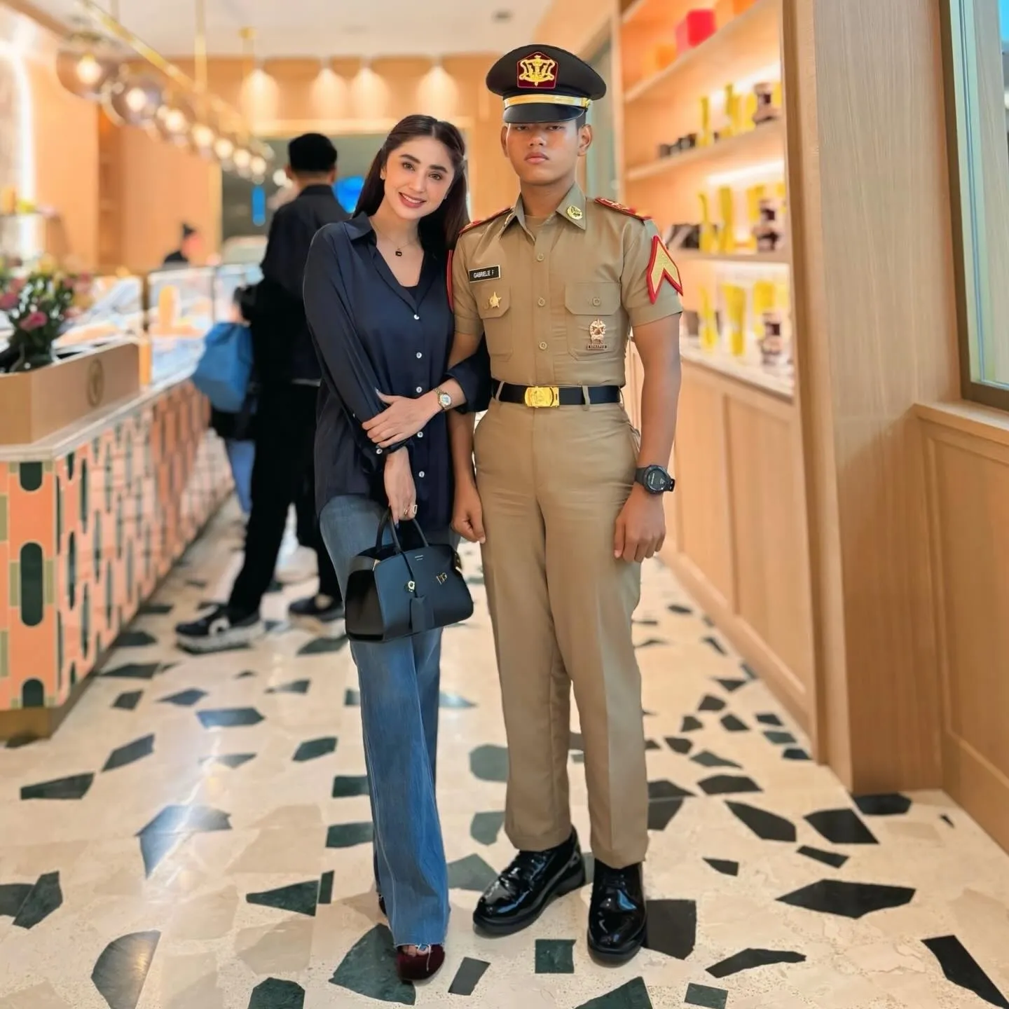 Gabriel dan Dewi Perssik berdiri © instagram.com/dewiperssik9