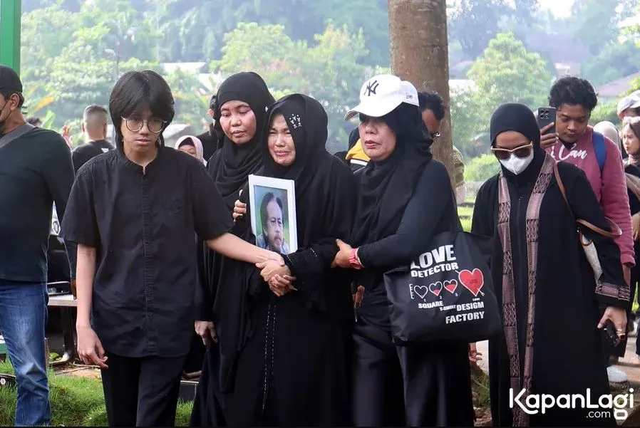 Pemakaman Epy Kusnandar (credit: Kapanlagi.com/Budy Santoso)