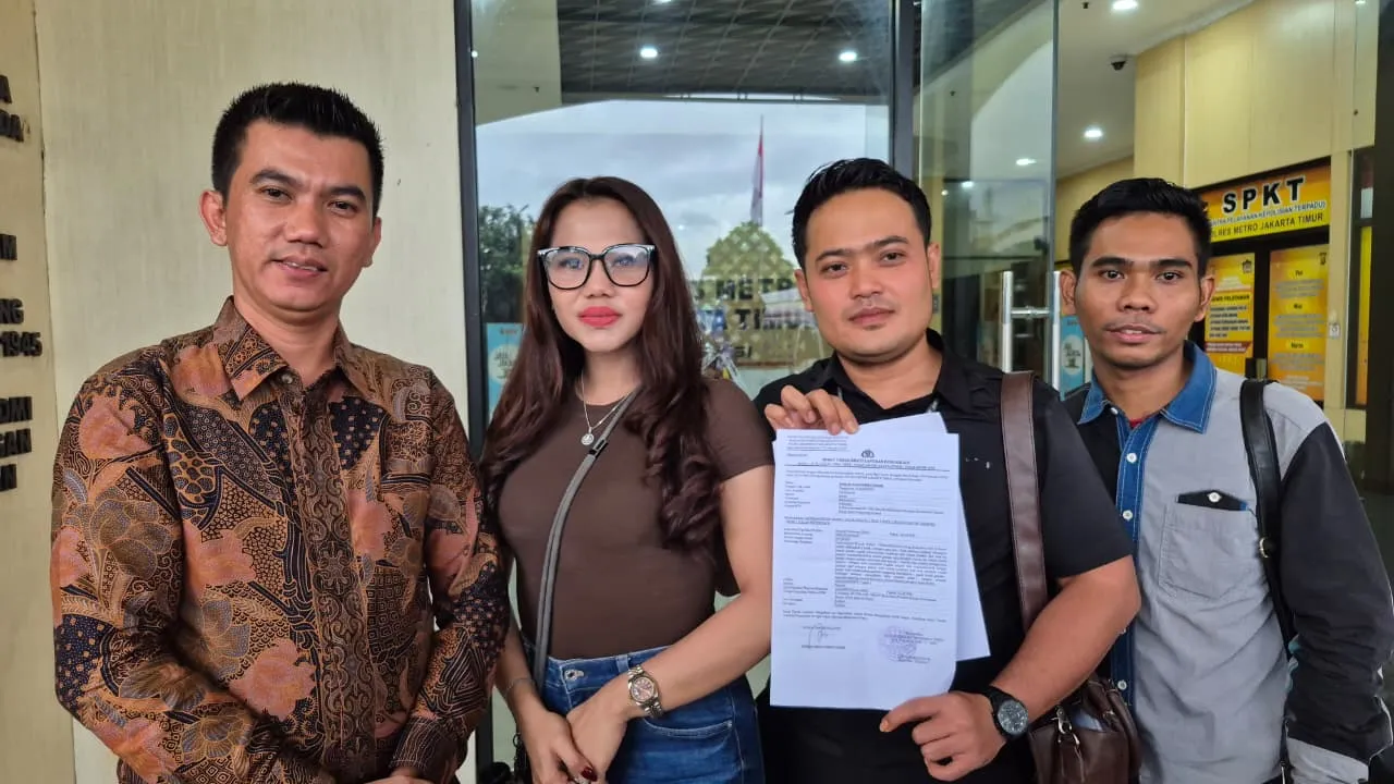 Avril didampingi kuasa hukum saat melaporkan JA (credit: KapanLagi.com/Sahal Fadhli)