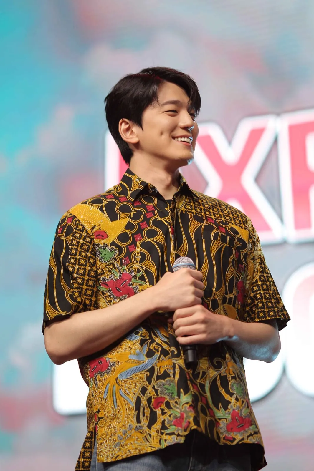 Fans Pakaikan Batik ke Kim Mingue