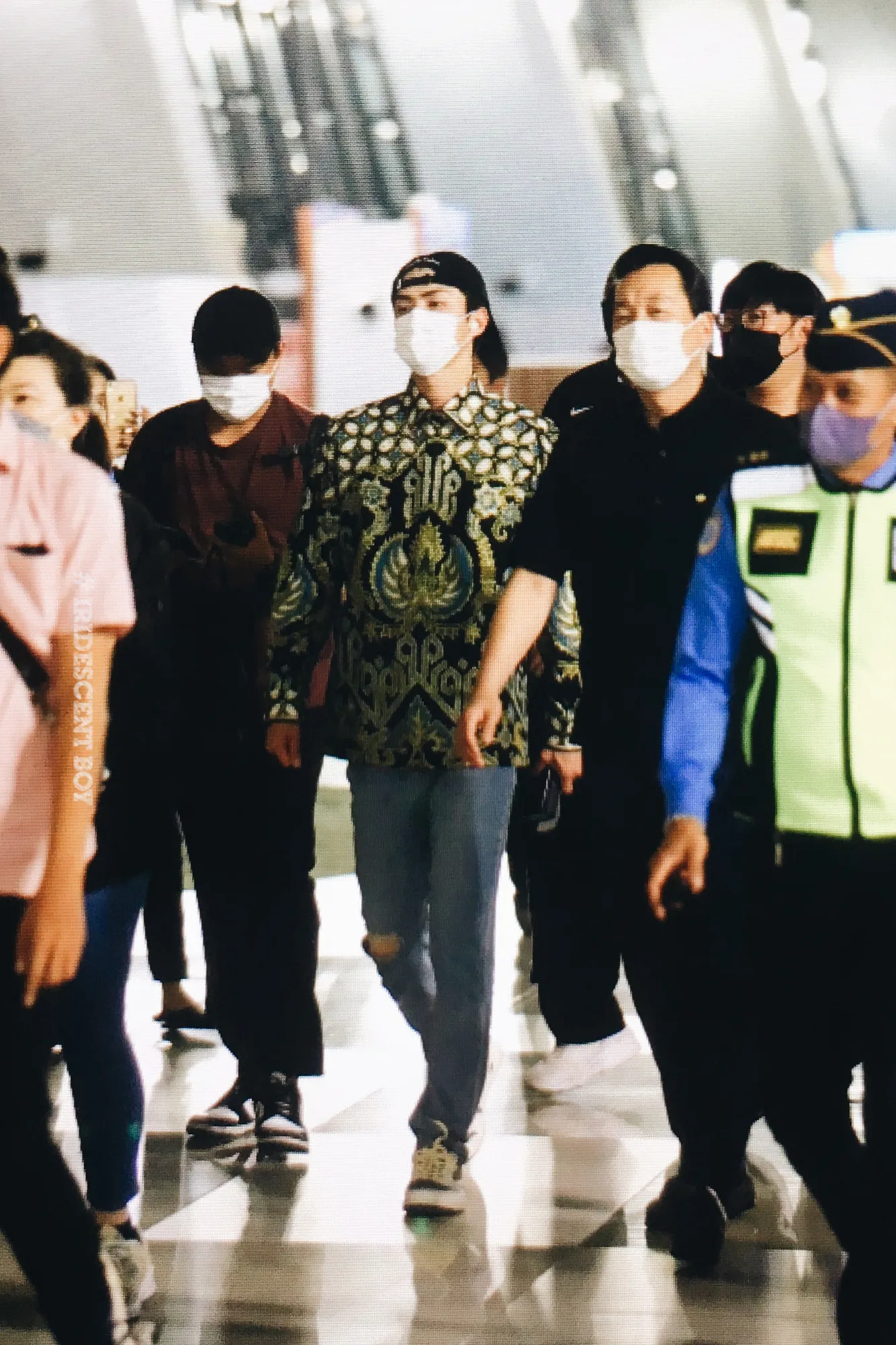 Airport Fashion Batik Sehun EXO