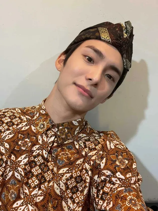 Jun A.C.E Pakai Batik dan Udeng
