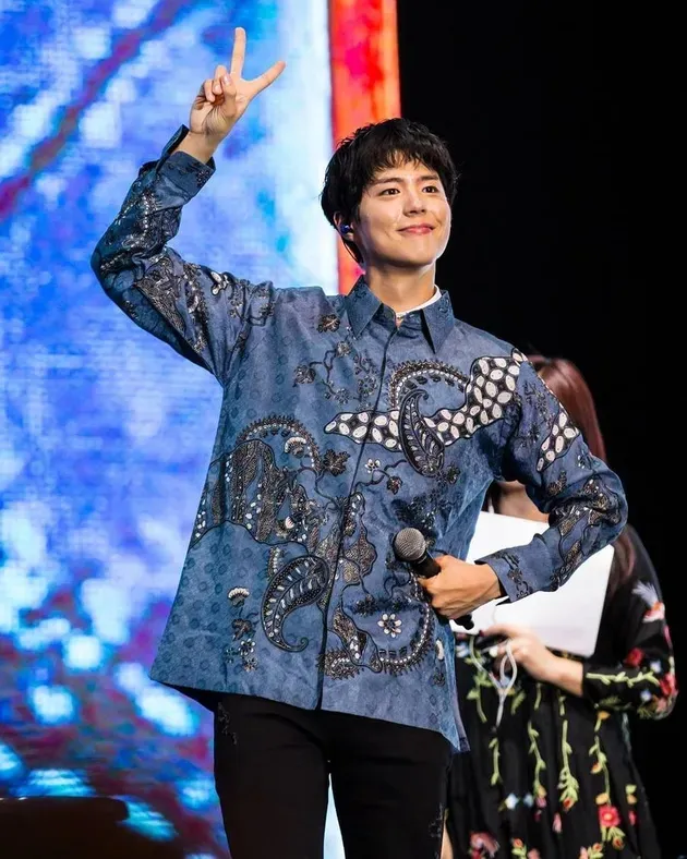 Pesona Park Bo Gum Pakai Batik