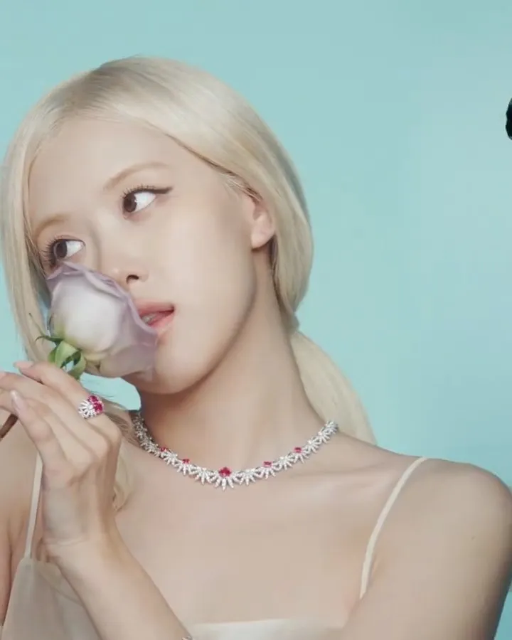 ROSE BLACKPINK memegang bunga mawar (credit: Instagram.com/@TiffanyAndCo)