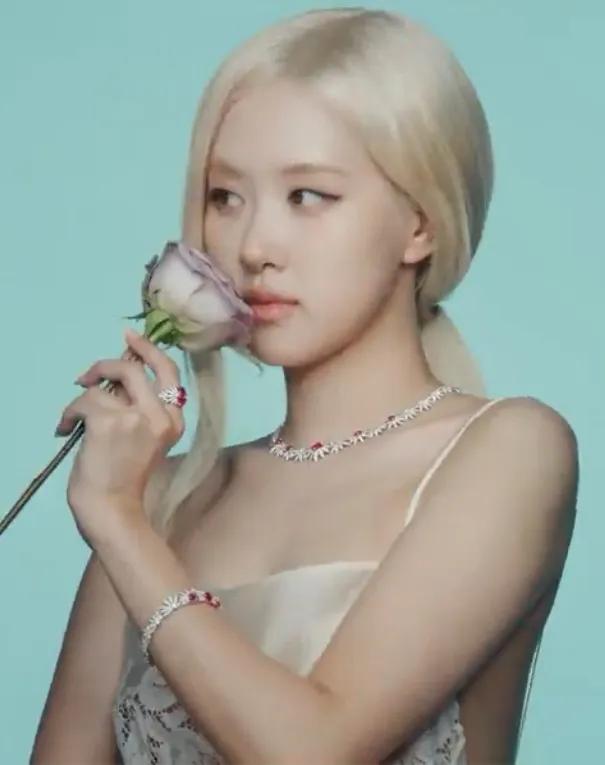 ROSE BLACKPINK mengenakan perhiasan Tiffany & Co. (credit: Instagram.com/@TiffanyAndCo)