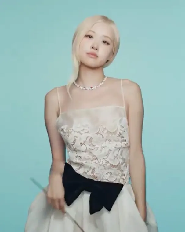 ROSE BLACKPINK tampil dengan dress putih (credit: Instagram.com/@TiffanyAndCo)