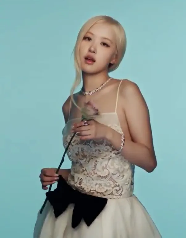 ROSE BLACKPINK pose untuk video promosi koleksi baru Tiffany & Co. (credit: Instagram.com/@TiffanyAndCo)