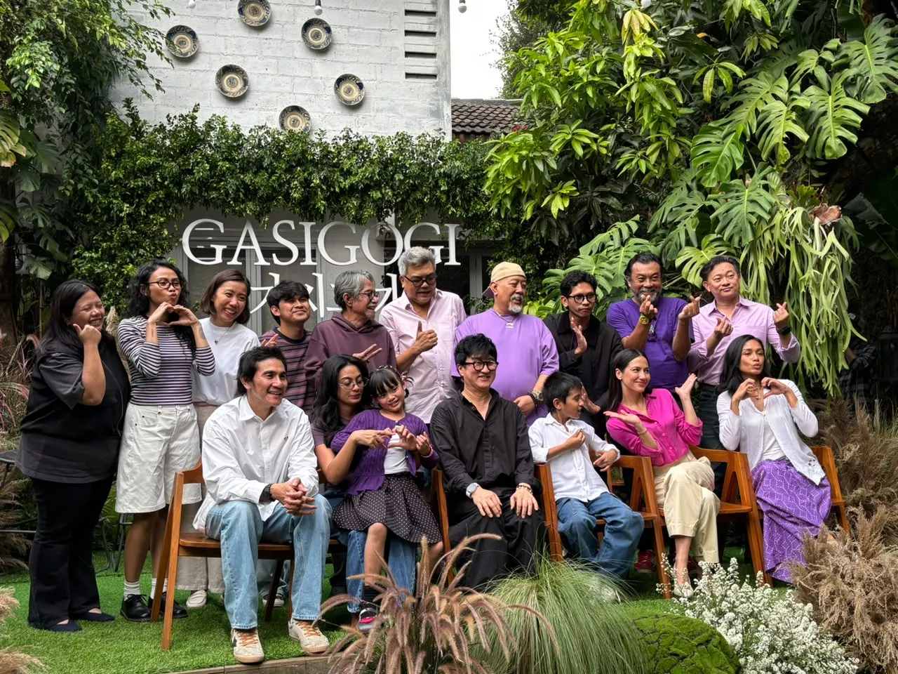 映画『Gasigogi』のキャストとスタッフが屋外で並ぶ記念写真