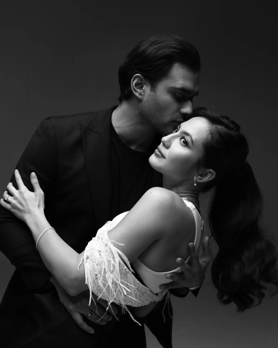 Pemotretan Pevita Pearce dan Suami (credit: Instagram.com/pevpearce/)