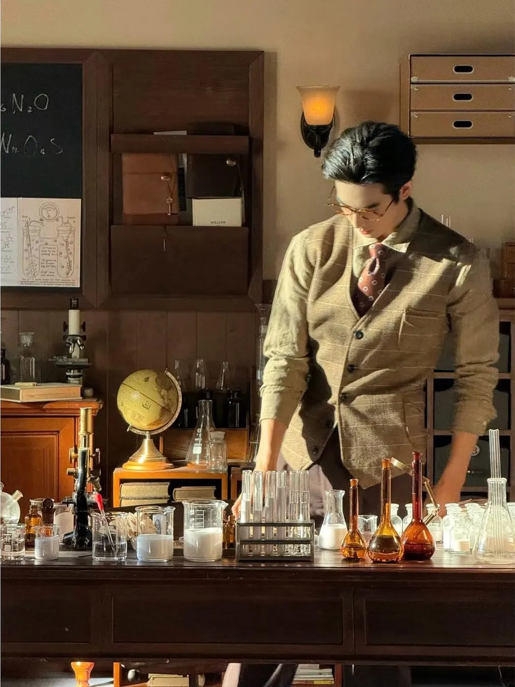 Photoshoot Terbaru Song Weilong dalam Busana Vintage, Pancarkan Aura Tuan Muda