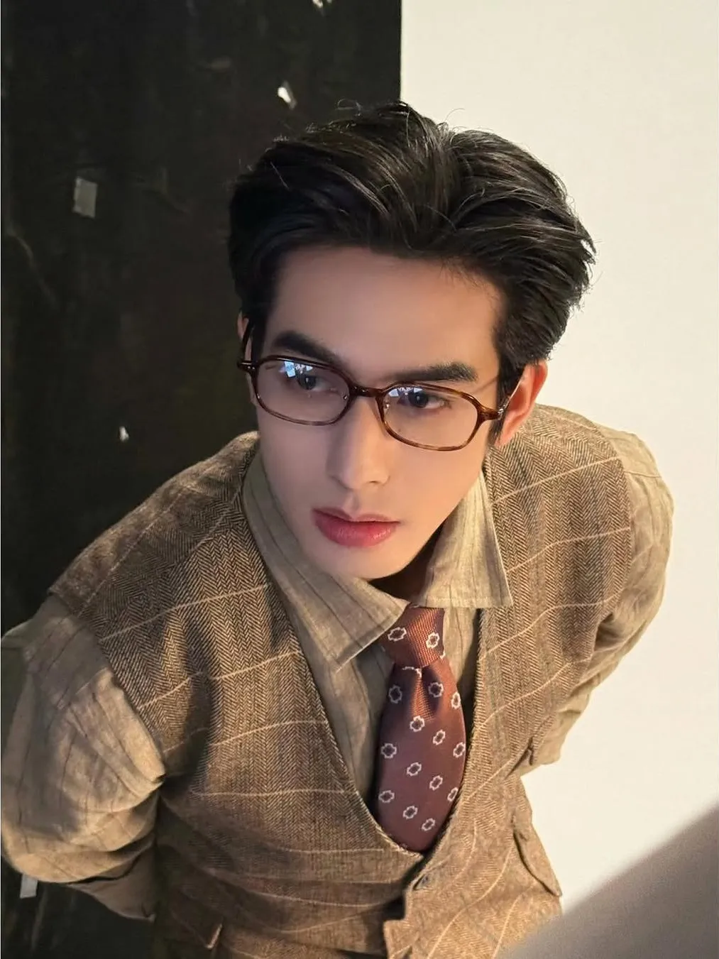 Photoshoot Terbaru Song Weilong dalam Busana Vintage, Pancarkan Aura Tuan Muda