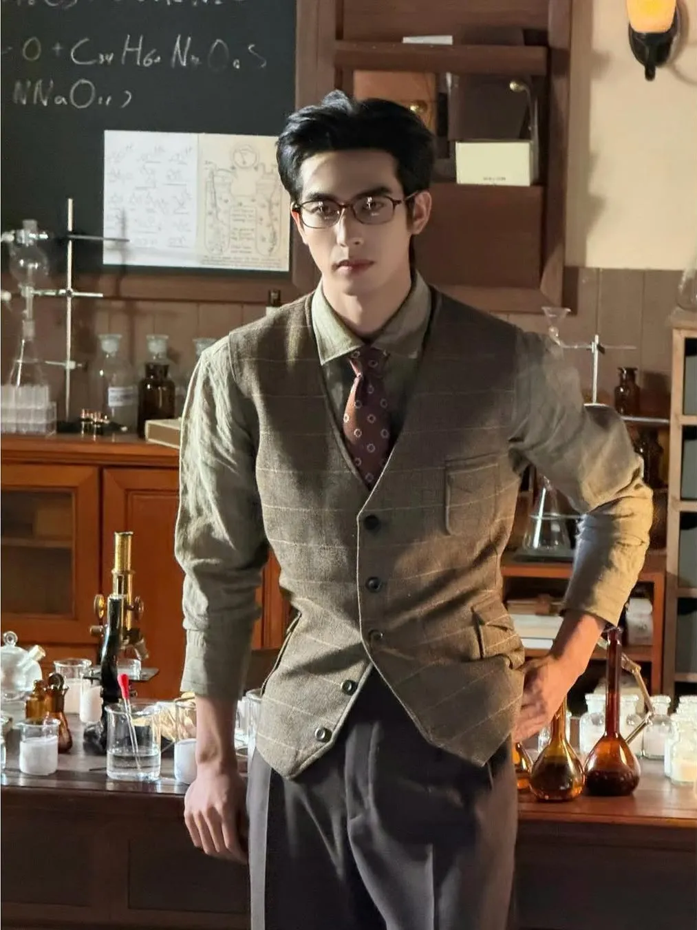 Photoshoot Terbaru Song Weilong dalam Busana Vintage, Pancarkan Aura Tuan Muda