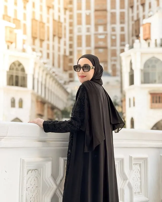 Erin Taulany di Mekkah Â© instagram.com/erintaulany