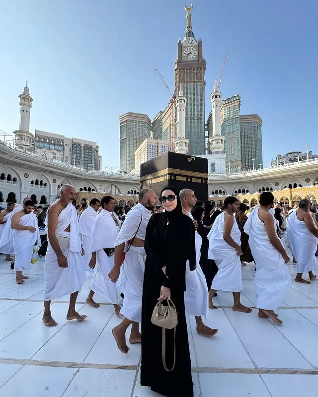 Erin Taulany di Depan Kabah Â© instagram.com/erintaulany