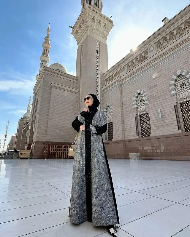 Erin Taulany di Madinah Â© instagram.com/erintaulany